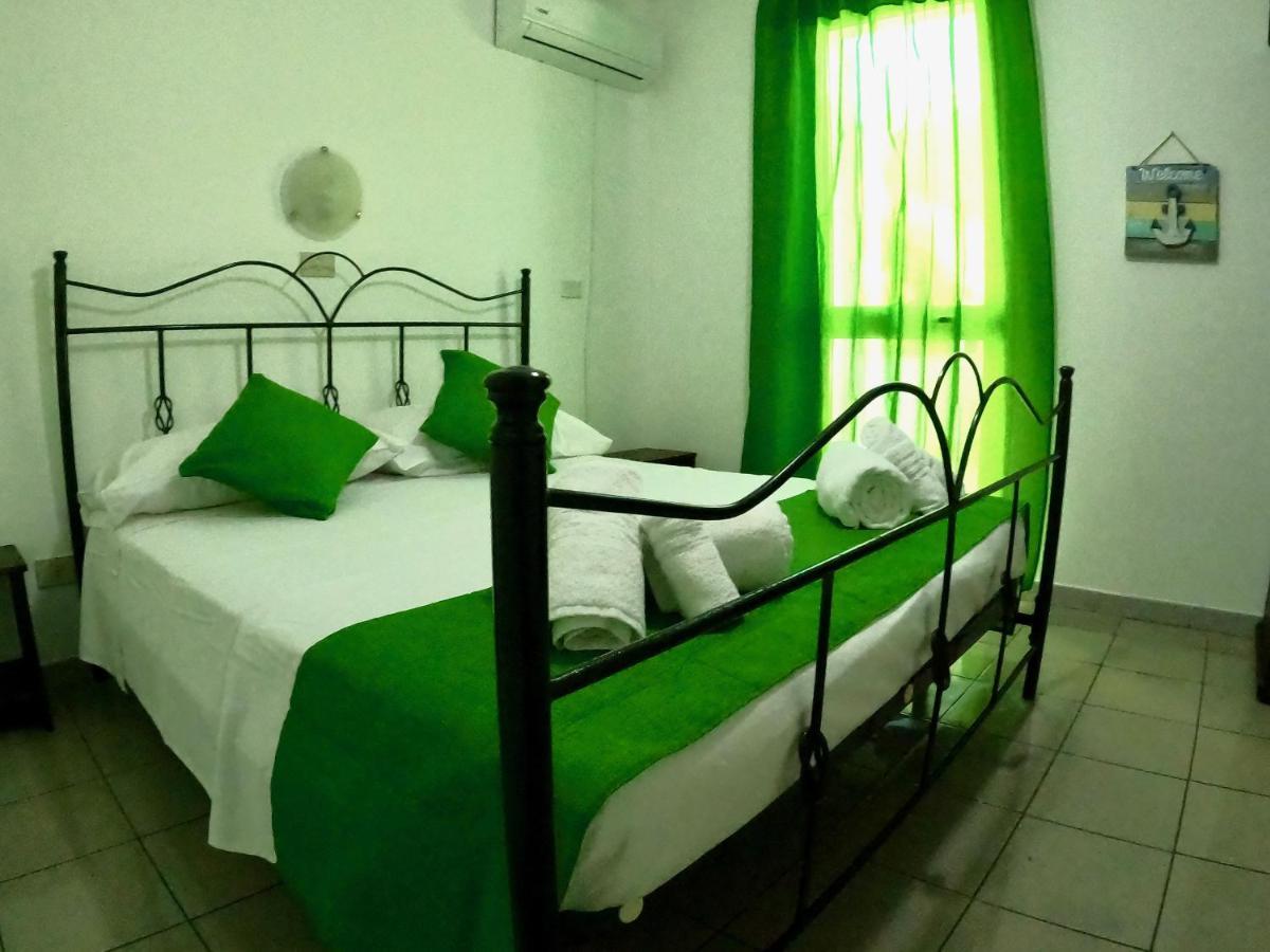 La Bussola Hotel Porto Palo Bagian luar foto