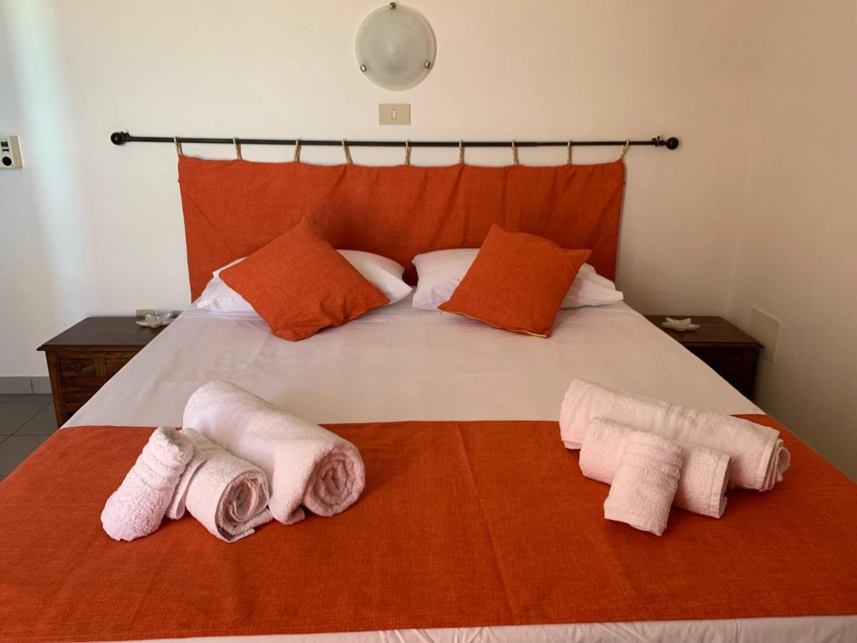 La Bussola Hotel Porto Palo Bagian luar foto