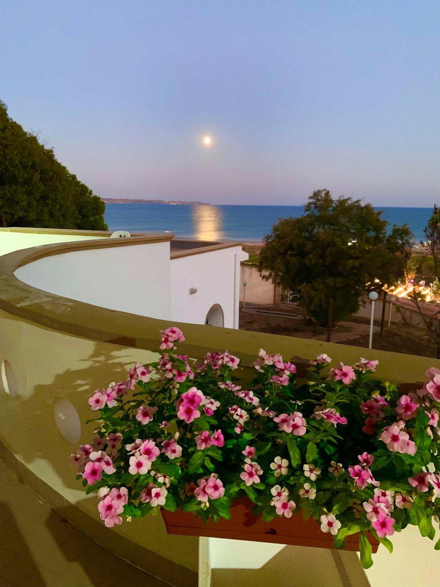 La Bussola Hotel Porto Palo Bagian luar foto